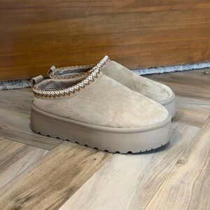 Mudd Tan Slip-On Slippers